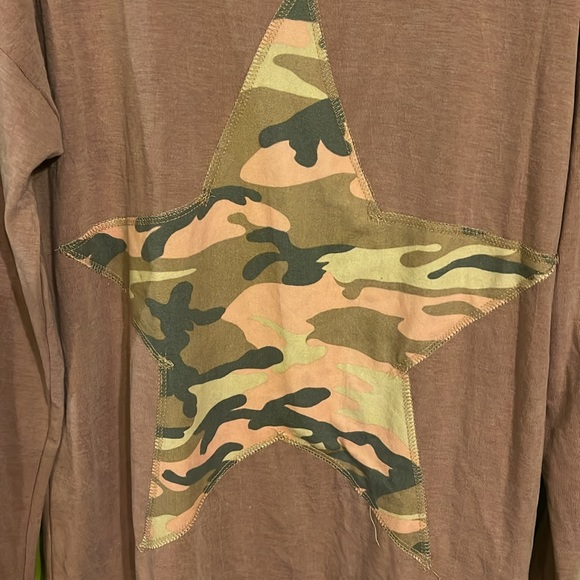 NWT Hopely Mauve Top With Camouflage Star Size L - Picture 2 of 4
